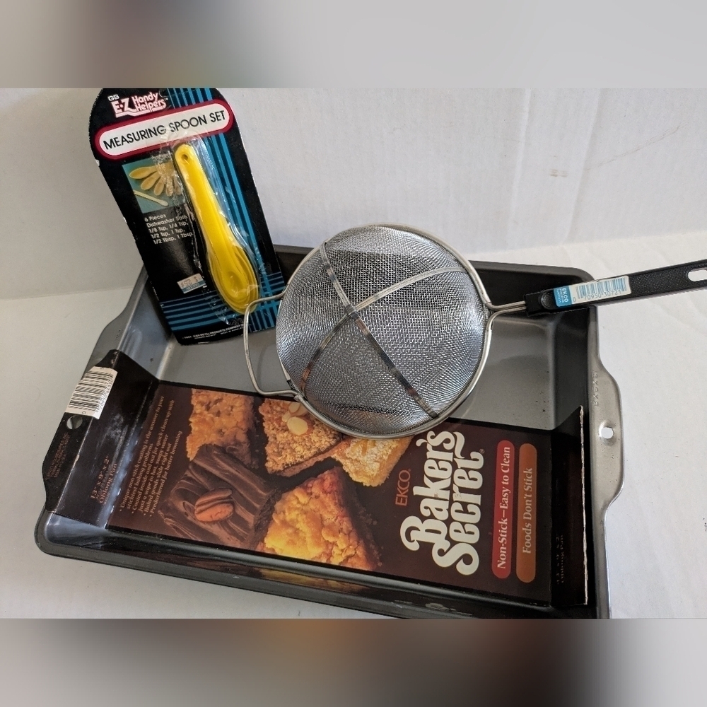 Vtg EKCO Baker’s Secret Non-Stick Pan, Ekco strainer and measuring spoons
